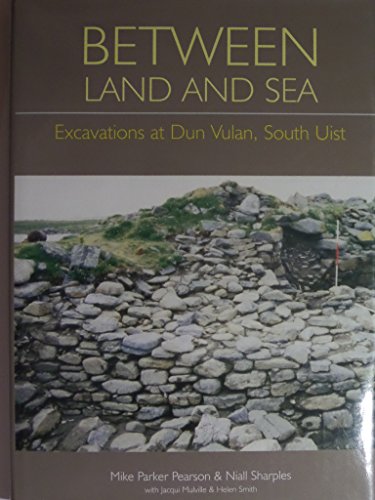 Immagine dell'editore per Between Land and Sea: Excavations at Dun Vulan, South Uist: No. 3 (Sheffield Environmental & Archaeological Research Campaign in the Hebrides) venduto da JuddSt.Pancras