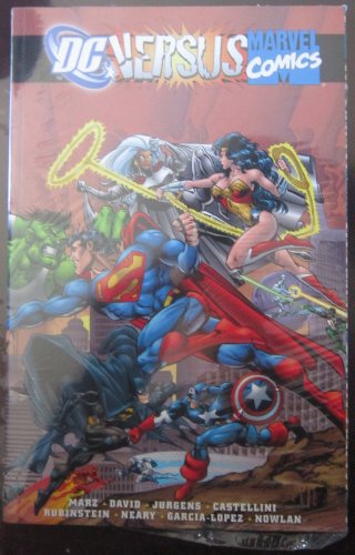 Imagen de archivo de DC Vs Marvel : Showdown of the Century a la venta por GF Books, Inc.