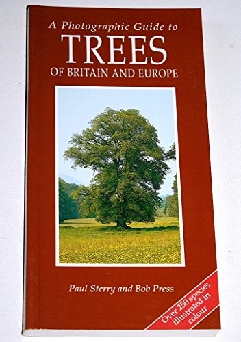 Imagen de archivo de A Photographic Guide to Trees of Britain and Europe a la venta por Wonder Book