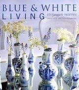 Imagen de archivo de Blue & White Living a la venta por Goldstone Books