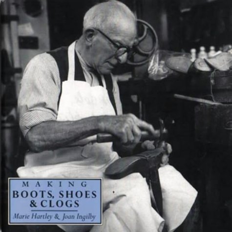 Beispielbild fr Making Boots, Shoes and Clogs (Crafts) zum Verkauf von WorldofBooks