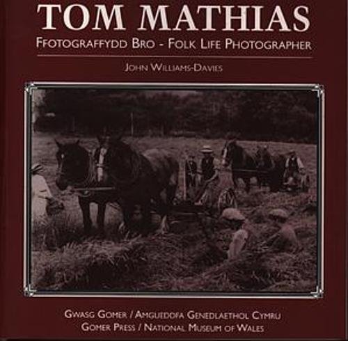 Stock image for Tom Mathias - Ffotograffydd Bro / Tom Mathias - Folk Life Photographer for sale by WorldofBooks