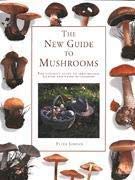 Beispielbild fr The New Guide to Mushrooms: The Ultimate Guide to Identifying, Packing and Using Mushrooms zum Verkauf von WorldofBooks