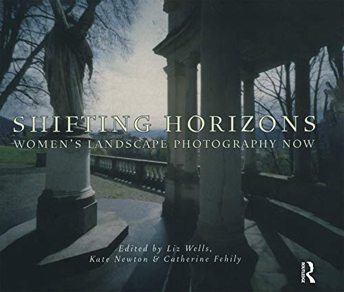 Imagen de archivo de Shifting Horizons : Women's Landscape Photography Now a la venta por Better World Books