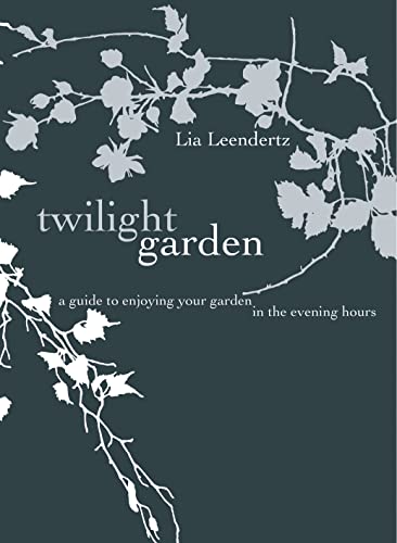 9781862059115: The Twilight Garden: A guide to Enjoying Your Garden in the Evening Hours