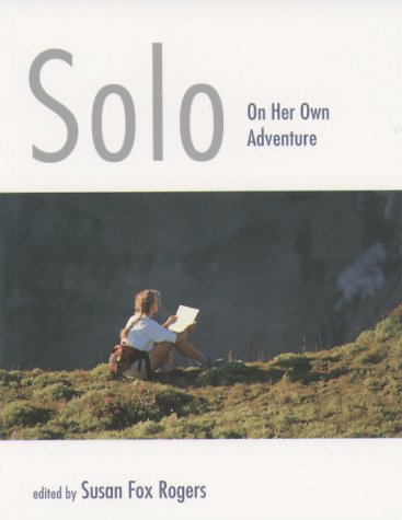 9781878067746: Solo: Women Going it Alone in the Outdoors