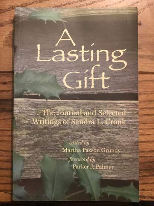Beispielbild fr A Lasting Gift: The Journal and Selected Writings of Sandra L. Cronk zum Verkauf von Vintage Quaker Books