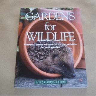 Gardens for Wildlife: Practical advice on how to attract wildlife to your garden (Aura Garden Gui...