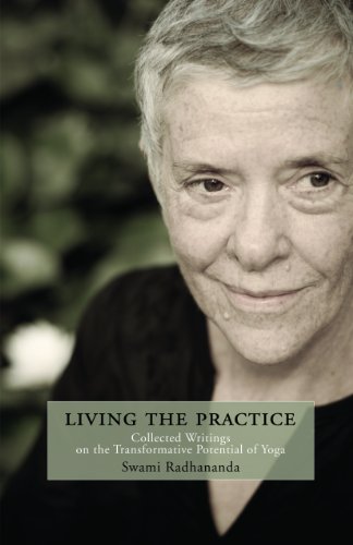 9781932018370: Living with the Practice: Collected Writings on the Transformative Potential of Yoga