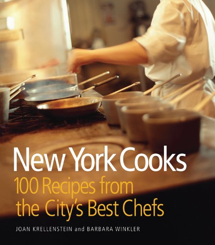 Beispielbild fr New York Cooks : 100 Recipes from the City's Best Chefs zum Verkauf von Better World Books