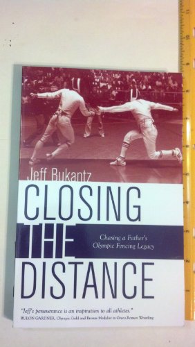 Imagen de archivo de Closing the Distance: Chasing a Father's Olympic Fencing Legacy a la venta por Wonder Book