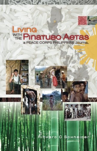 9781935925347: Living with the Pinatubo Aetas: A Peace Corps Philippines Journal [Lingua Inglese]