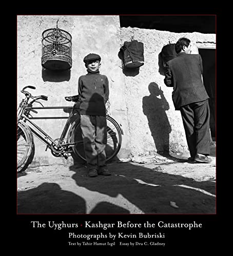 9781938086991: The Uyghurs: Kashgar before the Catastrophe (English and Uighur Edition)