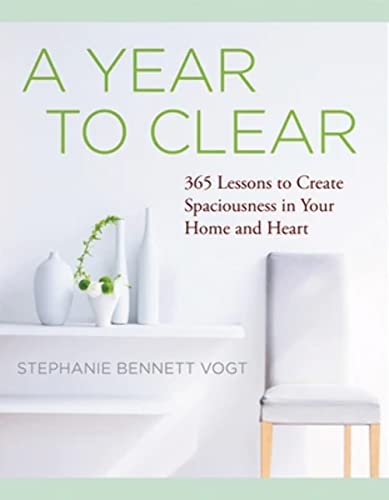 Imagen de archivo de A Year to Clear: A Daily Guide to Creating Spaciousness In Your Home and Heart a la venta por KuleliBooks