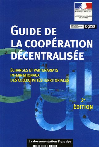 Beispielbild fr Guide de la coopration dcentralise - 2e dition Echanges et partenariats internationaux des collectivits territoriales zum Verkauf von Ammareal