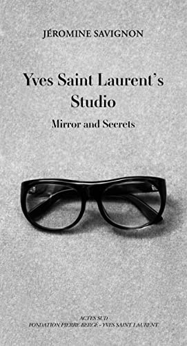 Beispielbild fr Dans le studio d'Yves Saint Laurent : Edition en anglais zum Verkauf von medimops