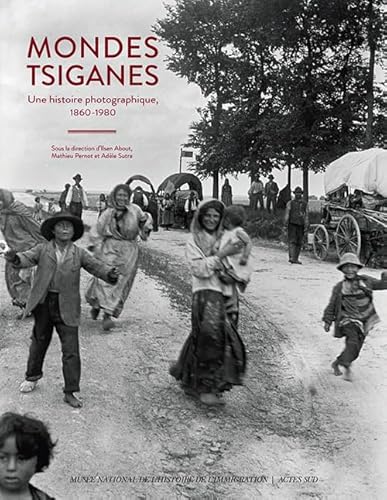 Beispielbild fr Mondes Tsiganes : Une Histoire Photographique, 1860-1980 zum Verkauf von RECYCLIVRE