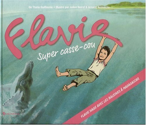 Imagen de archivo de Flavie super casse-cou, Tome 2 : Flavie nage avec les baleines  bosse  Madagascar a la venta por medimops