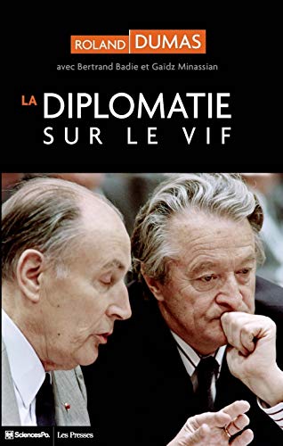Imagen de archivo de La Diplomatie Sur Le Vif : Dialogues Avec Bertrand Badie Et Gadz Minassian a la venta por RECYCLIVRE