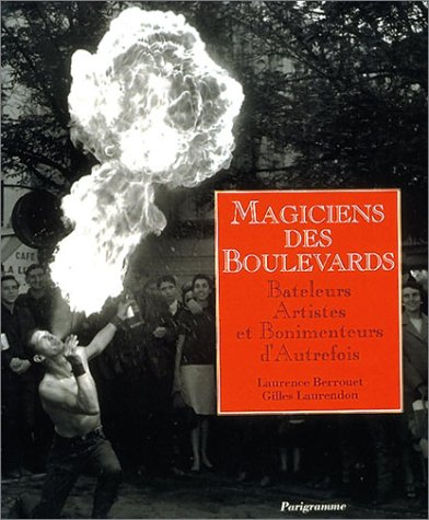 Imagen de archivo de Magiciens des boulevards : Bateleurs, artistes et bonimenteurs d'autrefois a la venta por Ammareal