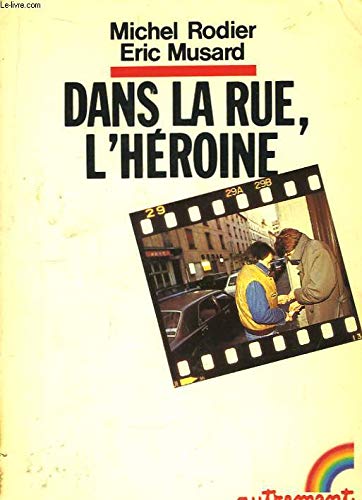 Imagen de archivo de Dans la rue, l'heroine a la venta por Librairie Thé à la page