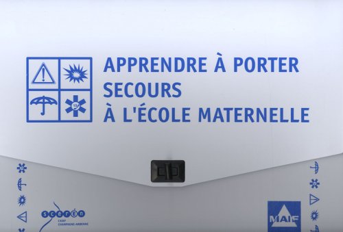 Stock image for Apprendre  porter secours  l'cole maternelle for sale by Ammareal