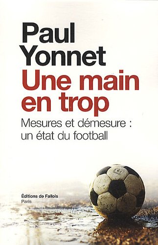 Stock image for Une Main En Trop : Mesures Et Dmesure : Un tat Du Football. Football, Les Paradoxes De L'identit. for sale by RECYCLIVRE