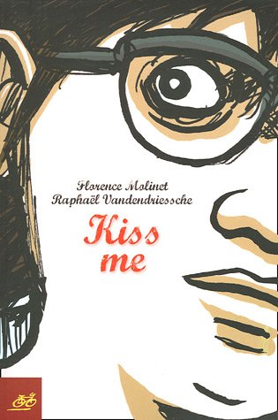 Imagen de archivo de Kiss Me a la venta por RECYCLIVRE
