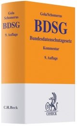 Beispielbild fr BDSG - Bundesdatenschutzgesetz: Kommentar: November 2009 [Gebundene Ausgabe] von Peter Gola (Autor), Rudolf Schomerus (Autor) Die Neuauflage dieses "Klassikers" bercksichtigt das Gesetz zur nderung des Bundesdatenschutzgesetzes und anderer Gesetze vom 18. Mai 2001, das in Umsetzung einer Richtlinie des Europischen Parlaments einen Beitrag zur Harmonisierung des Europischen Datenschutzrechts geleistet hat. Zielsetzung von Richtlinie und Novelle sind- Erla von Mindeststandards zum Datenschutz, um den freien Datenverkehr innerhalb der Europischen Gemeinschaft zu ermglichen - Festlegung der Voraussetzungen, unter denen personenbezogene Daten in Staaten auerhalb der Europischen Gemeinschaft bermittelt werden drfen Diese nachhaltigen nderungen machten eine Neuauflage des umfangreichen Werkes erforderlich. Bei der berarbeitung wurden die zwischenzeitlich ergangene Rechtsprechung, die einschlgige Literatur und die aufgrund der Richtlinie bereits novellierten Landesdatenschutzgese zum Verkauf von BUCHSERVICE / ANTIQUARIAT Lars Lutzer