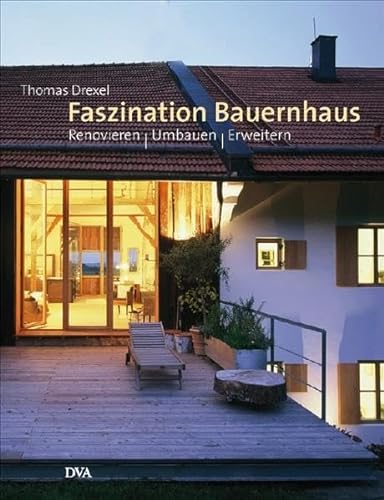 Faszination Bauernhaus: Renovieren – Umbauen – Erweitern [Gebundene Ausgabe] Hausbau Einrichten Renovieren Bauernhaus Erweiterungsbau Renovierung Restaurierung Umbau Architektur Architekt Inneneinrichtung Thomas Drexel Bauernhäuser renovieren, umbauen und erweitern Viele treibt die Suche nach der Idylle aufs Land, sei es, um dort ständig zu wohnen oder nur am Wochenende und in den Ferien. Der Einstiegspreis renovierungsbedürftiger Wohnhäuser, Scheunen oder Stallungen ist meist niedrig, oft ist das Haus im reinen Grundstückspreis mit enthalten, nicht selten lassen sich auch steuerliche Vergünstigungen und Zuschüsse nutzen. Es kann also durchaus lohnend sein, auf dem Land nach seiner Traumimmobilie zu suchen, zumal ländliche Gebäude oft großzügigen, phantasievollen und sehr stimmungsvollen Wohnraum ermöglichen. Damit dieses Abenteuer gelingt, gibt dieses Buch den erforderlichen RatVom Auffinden geeigneter Objekte, der Prüfung der Bausubstanz, der Renovierungsplanung bis hin zur passenden - Thomas Drexel (Autor)