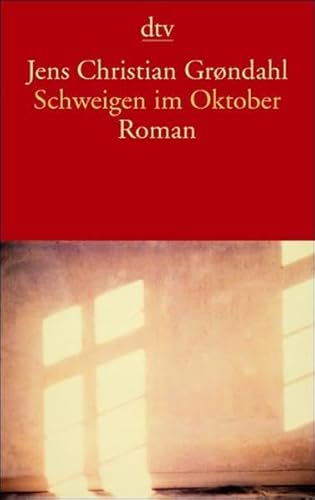 Beispielbild fr Schweigen im Oktober. Roman. Aus dem Dnischen von Peter Urban-Halle. Originaltitel: Tavshed i oktober. - (=dtv, Band 12998). zum Verkauf von BOUQUINIST