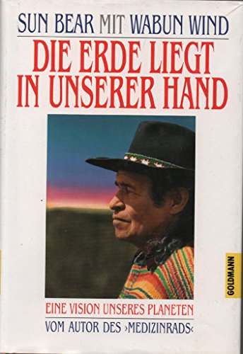 Stock image for Die Erde liegt in unserer Hand for sale by Antiquariat Armebooks