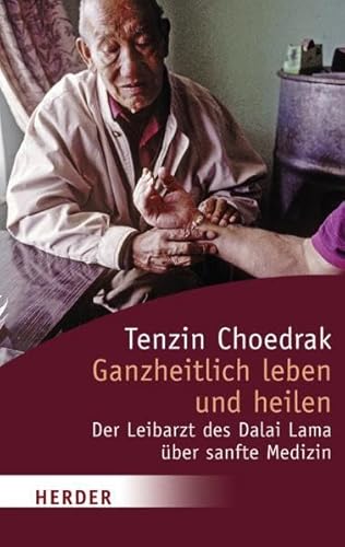 Stock image for Ganzheitlich leben und heilen: Der Leibarzt des Dalai Lama ber sanfte Medizin von Tenzin Choedrak und Egbert Asshauer for sale by BUCHSERVICE / ANTIQUARIAT Lars Lutzer