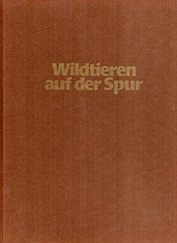 Stock image for Wildtieren auf der Spur for sale by Antiquariat  Angelika Hofmann