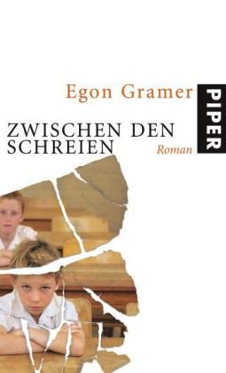 Zwischen den Schreien : Roman. Roman - Gramer, Egon