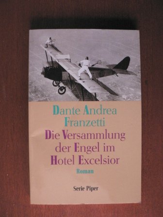 Imagen de archivo de Die Versammlung der Engel im Hotel Excelsior. Roman a la venta por Hylaila - Online-Antiquariat