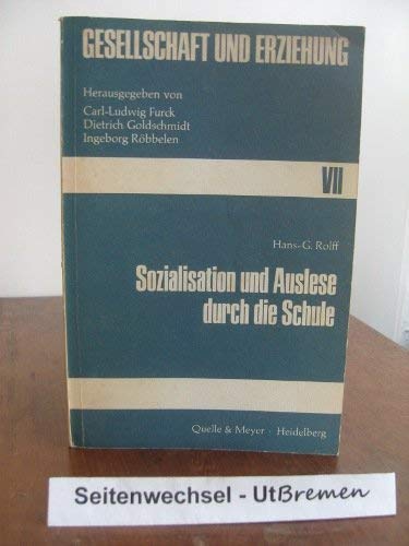 Beispielbild fr Sozialisation und Auslese durch die Schule - Schnitt verschmutzt zum Verkauf von Weisel