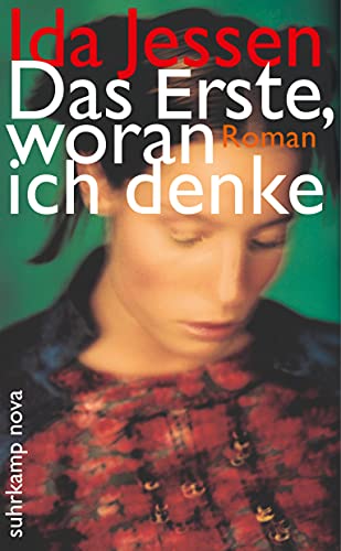 Stock image for Das Erste, woran ich denke: Roman (suhrkamp taschenbuch) for sale by Leserstrahl  (Preise inkl. MwSt.)