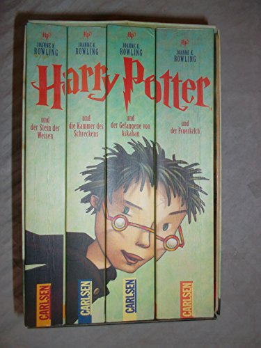 Vier Bände als Taschenbuch im Original-Pappschuber mit farbig gestalteter Schreibunterlage. Harry Potter und der Stein der Weisen, Harry Potter und die Kammer des Schreckens, Harry Potter und der Gefangene von Askaban, Harry Potter und der Feuerkelch - Rowling, Joanne K.