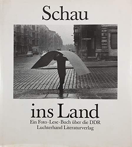Imagen de archivo de Schau ins Land. Ein Foto- Lese- Buch ber die DDR a la venta por medimops