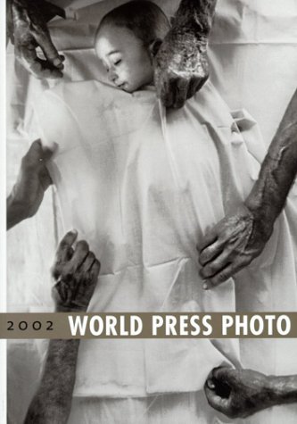 Stock image for World Press Photo 2002 for sale by Librairie A LA PAGE