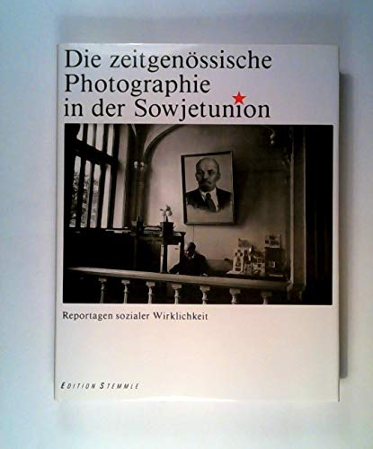 Stock image for Die zeitgenössische Photographie in der Sowjetunion. Reportagen sozialer Wirklichkeit. for sale by Antiquariat & Verlag Jenior