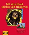 Beispielbild fr Mit dem Hund spielen und trainieren zum Verkauf von medimops