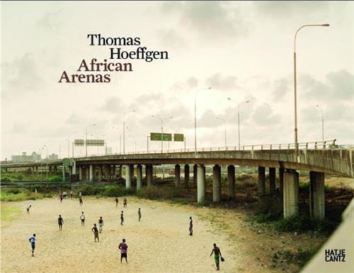 Imagen de archivo de Thomas Hoeffgen, African arenas : [in conjunction with the Exhibition "Thomas Hoeffgen: African Arenas", Auswrtiges Amt, Berlin, April 30 - June 2, 2010, Knstlerhaus, KunstKulturQuartier, Nrnberg, June 5 - July 18, 2010 and other venues]. [ed.: Nadine Barth. Transl.: Andrea Bargenda ; Allison Plath-Moseley] a la venta por Hbner Einzelunternehmen