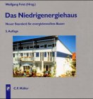 Stock image for Das Niedrigenergiehaus : neuer Standard fr energiebewusstes Bauen / Wolfgang Feist (Hrsg.). Mit Beitr. von Wolfgang Feist . for sale by ralfs-buecherkiste