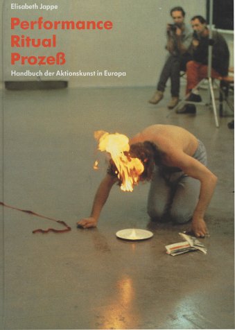 Performance, Ritual, Prozeß. Handbuch der Aktionskunst in Europa [Gebundene Ausgabe] Theater Rollenspiel Choreografie Musikaufführung Aufführung Elisabeth Jappe (Autor) Kunst Künstler Performance, Ritual, Prozeß Performance, Ritual, Prozess Action art Kunstgattungen Happening museale Abschirmung der Kunst von der Realität Grenzen zwischen Kunst und Betrachter Darstellungsmittel entstammen dem Theater dem Rollenspiel Choreografie Formen der Musikaufführung Aufführungsformate der Aktionskunst Fluxus-Bewegung Wiener Aktionismus Film Video Aktionskust ist der Oberbegriff für die Kunstgattungen von Happening und Performance, die ungefähr 1960 als Gegenbewegung gegen die museale Abschirmung der Kunst von der Realität entstanden sind. Künstler und Publikum sollten in ein neues Spannungsverhältnis gebracht, die Grenzen zwischen Kunst und Betrachter zumindest partiell aufgehoben werden. Die Darstellungsmittel entstammen dem Theater, dem Rollenspiel, der Choreografie und manchen Formen der Musik - Elisabeth Jappe