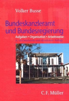 Stock image for Bundeskanzleramt und Bundesregierung. Aufgaben - Organisation - Arbeitsweise - mit Blick auf Vergangenheit und Zukunft for sale by Phatpocket Limited