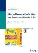 Beispielbild fr MuskelEnergieTechniken in der Osteopathie und Manuellen Medizin Lehrbuch [Gebundene Ausgabe] Medizin Pharmazie Naturheilkunde Bewegungsapparat Manuelle Medizin Chirodiagnostik Handbuch Lehrbuch Manuelle Medizin Muskel Osteopathie Osteopathy Manipulationstechnik Leon Chaitow (Autor) Die MuskelEnergieTechnik (MET) ist eine manuelle Behandlungsform, die in der Osteopathie, Manuellen Therapie, Orthopdie und Physiotherapie angewendet wird. Die isometrischen und isotonischen MET-Techniken dienen u.a. zur: Krftigung geschwchter Muskeln - Entspannung hypertoner Muskeln - Dehnung verkrzter und kontrahierter Muskeln und Faszien - Verbesserung der muskuloskeletalen Funktion - Gelenkmobilisation bei Bewegungseinschrnkungen - Verbesserung der lokalen Zirkulation - Didaktisch gut aufbereitet vermittelt der international renommierte Autor Leon Chaitow die praktische Anwendung der MET unter Bercksichtigung aller Dysfunktionsmuster, bei denen MET angewendet werden kann. Auf der beiliegenden CD de zum Verkauf von BUCHSERVICE / ANTIQUARIAT Lars Lutzer