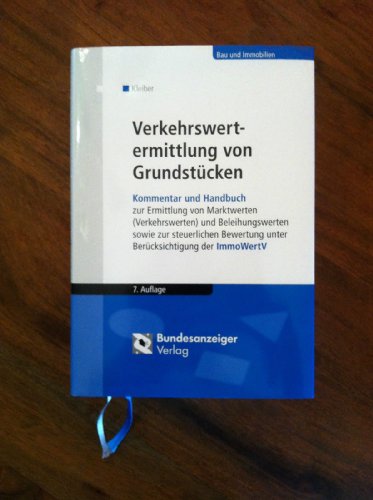 Imagen de archivo de Verkehrswertermittlung von Grundstcken. Kommentar und Handbuch zur Ermittlung von Marktwerten (Verkehrswerten), Versicherungs- und Beleihungswerten unter Bercksichtigung der ImmoWertV (Gebundene Ausgabe) Grundstcksbewertung ffentliches Recht Verwaltungsrecht Verkehrswert Belastungen Beleihungswert BelWertV Bewertung Bodenrichtwertlinie Grunderwerbsteuer Grundstcksbewertung Immobilie Immobilien Immobilienwert Immobilienwertermittlung Immobilienwertertmittlungsverordnung ImmoWertV Marktwert Marktwertermittlung NHK 2010 Reit Sachwert Sachwertfaktoren Sachwertrichtlinie Sachwertverfahren Vergleichswert Verkehrswert Verkehrswertermittlung Verkehrswertermittlung von Grundstcken Wertermittlung Wertermittlungsrecht Wertermittlungsverordnung WertR WertV Prof. Dipl.-Ing. Wolfgang Kleiber, Ministerialrat a.D. im Bundesministerium fr Verkehr, Bau und Stadtentwicklung, Prof. Dipl.-Ing. an der Hochschule Anhalt, Fellow of the Royal Institution of Chartered Surveyors (FRICS), mitbegrndet und a la venta por BUCHSERVICE / ANTIQUARIAT Lars Lutzer