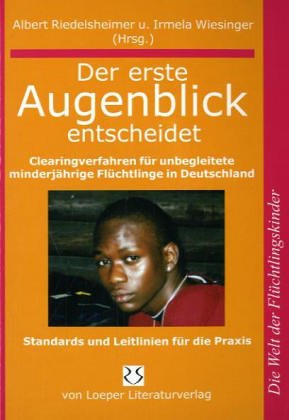 Beispielbild fr Der erste Augenblick entscheidet: Clearingverfahren fr unbegleitete minderjhrige Flchtlinge in Deutschland zum Verkauf von medimops